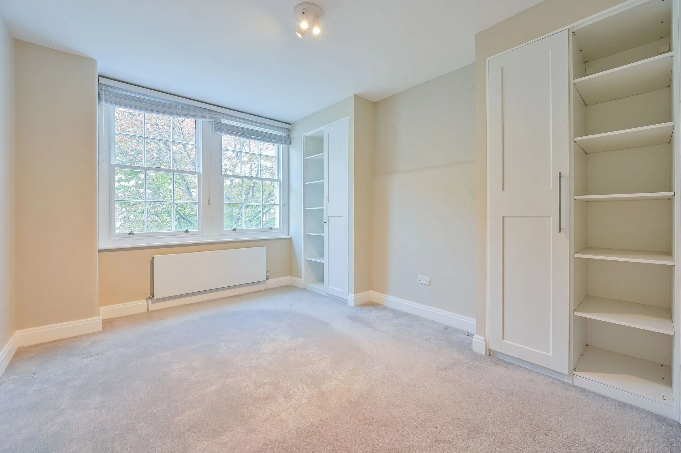 Flat Mitre Road in Greater London
