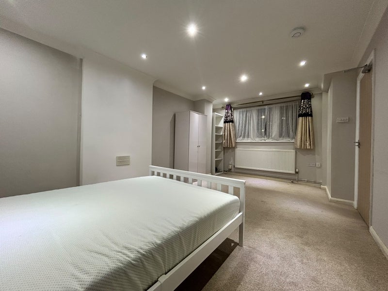 Room Peebles Way in Leicester