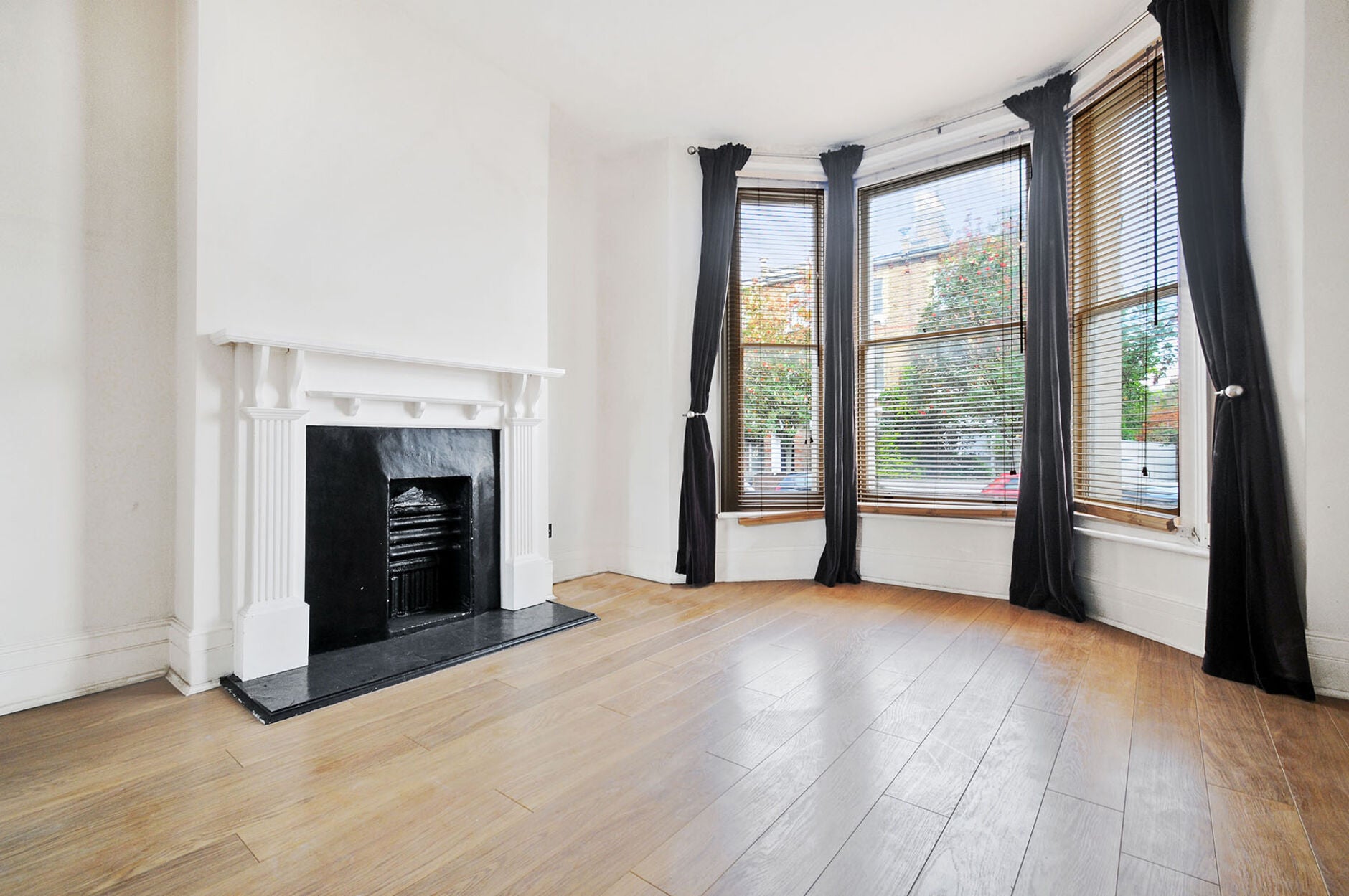 House Askew Crescent in Greater London