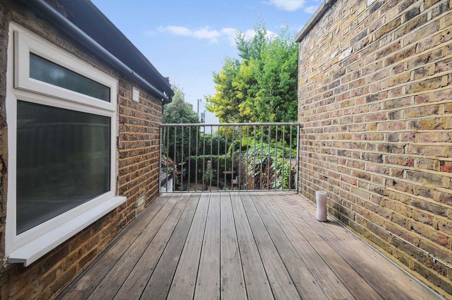 House Askew Crescent in Greater London