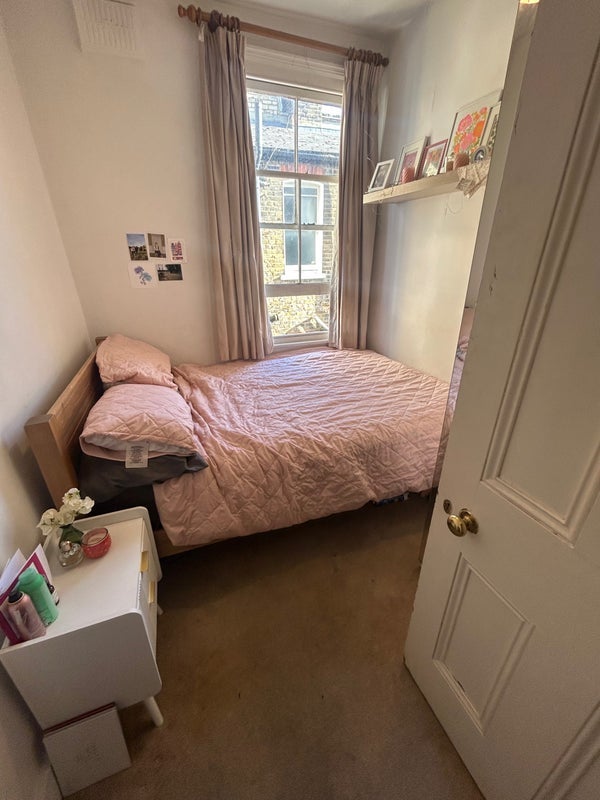 Room Barmouth Road in Greater London