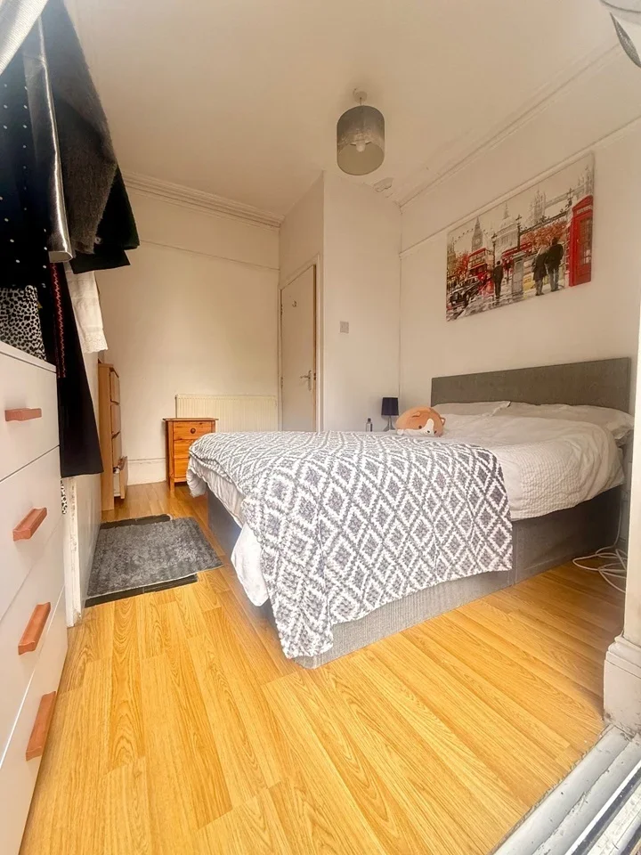Flat Holmewood Road in Greater London