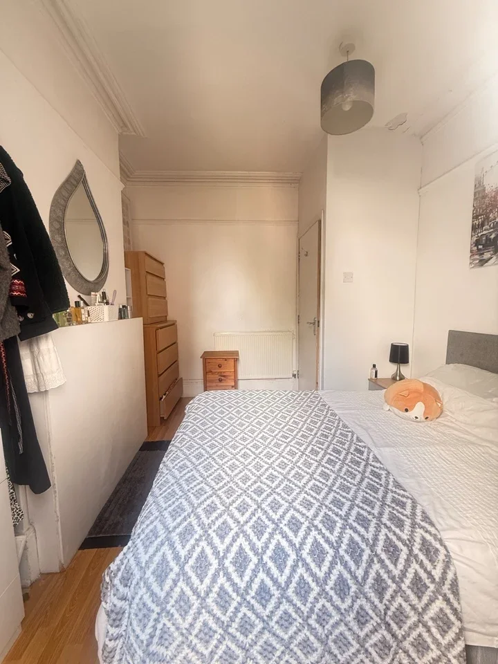 Flat Holmewood Road in Greater London