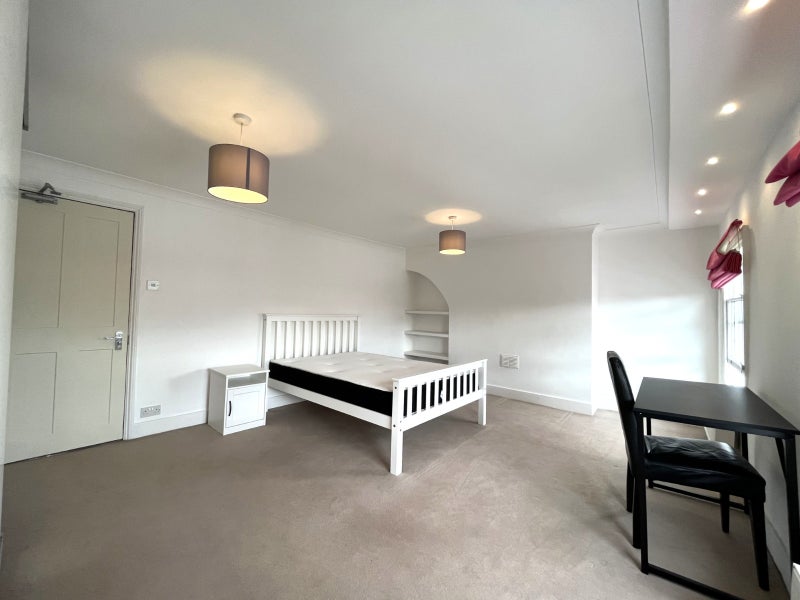 Room New Cross Road in Greater London