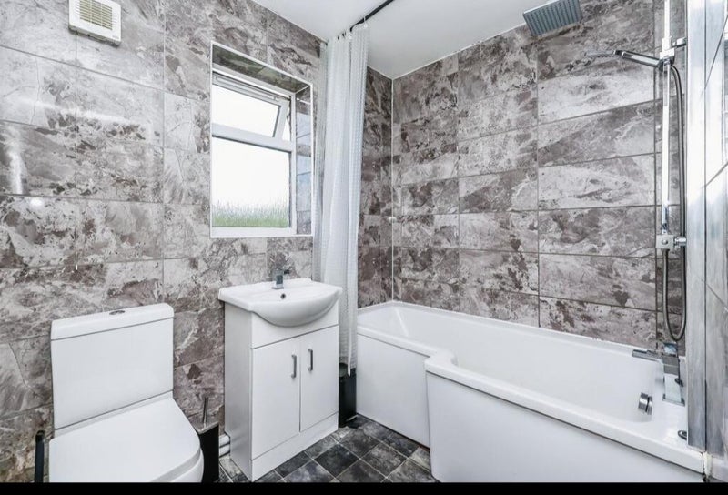 Room Greythorn Drive in Nottingham