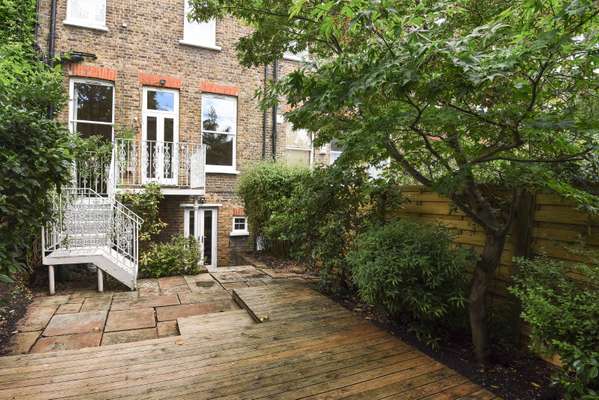Flat Carlingford Road in Greater London