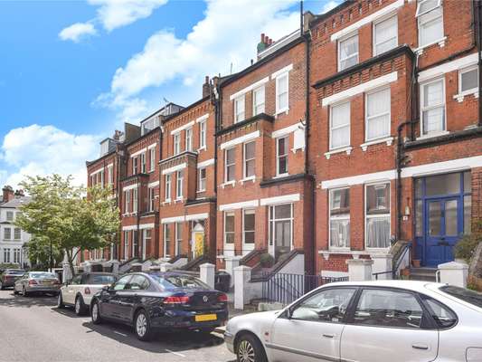 Flat Carlingford Road in Greater London