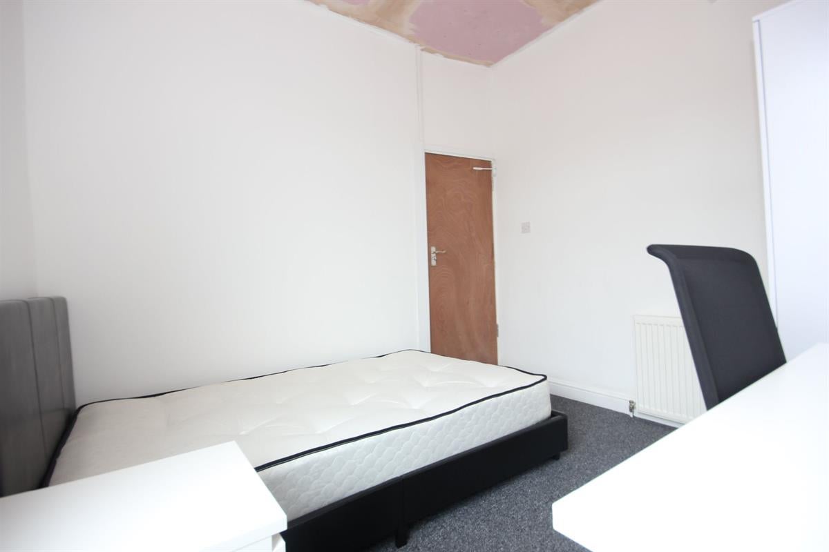 Room Ukraine Road in Salford