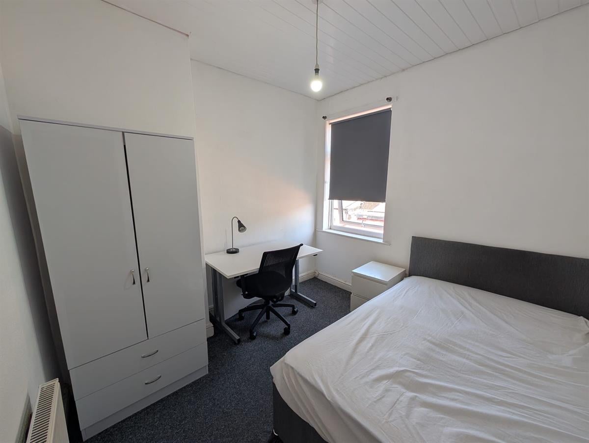 Room Ukraine Road in Salford