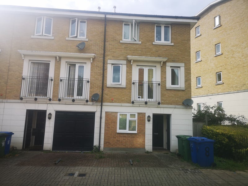 House Burcher Gale Grove in Greater London