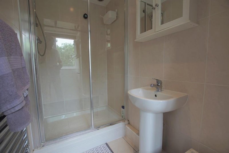 Room Gaveston Close in Warwick