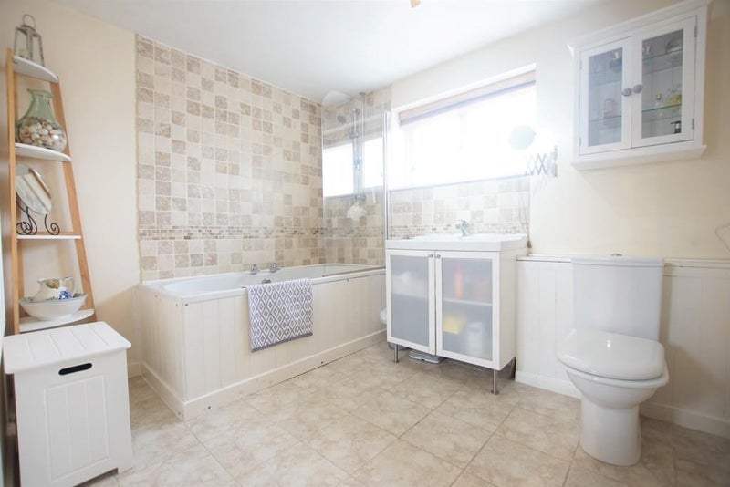 Room Gaveston Close in Warwick