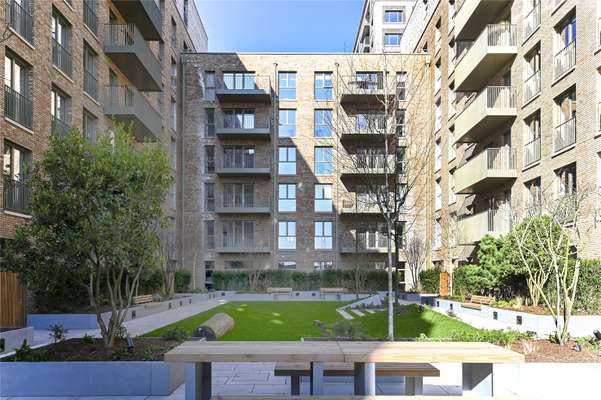 Flat Parkview Avenue in Greater London