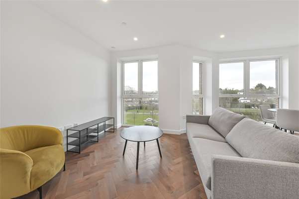Flat Parkview Avenue in Greater London