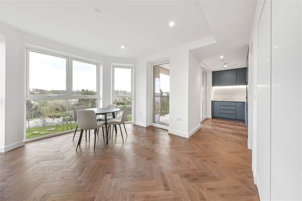 Flat Parkview Avenue in Greater London