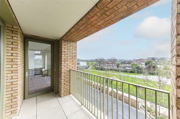 Flat Parkview Avenue in Greater London