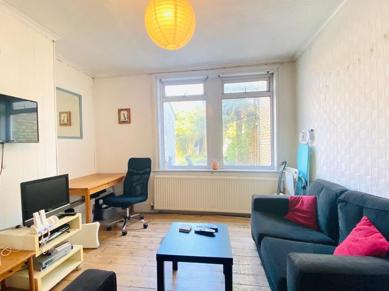Room Grove Green Road in Greater London