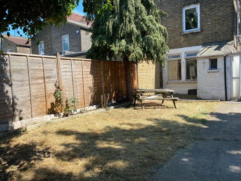 Room Grove Green Road in Greater London