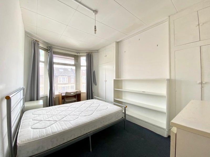 Room Grove Green Road in Greater London