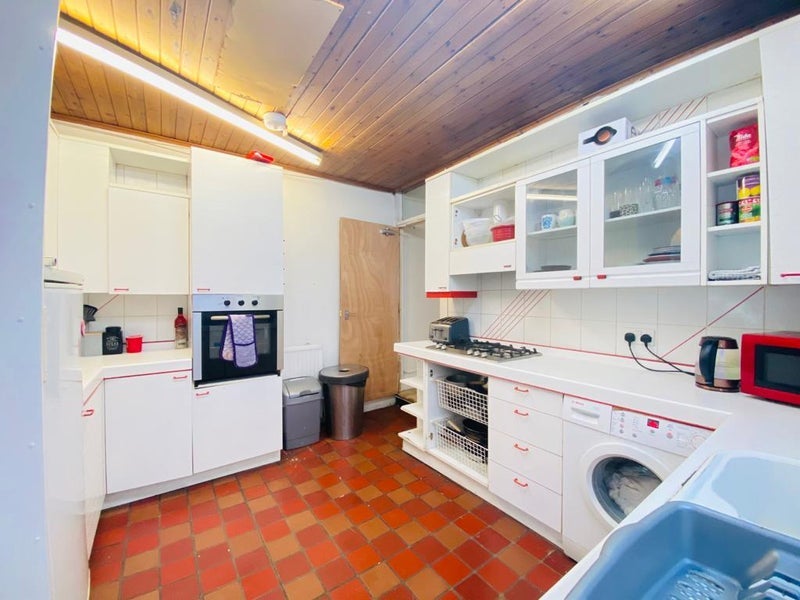 Room Grove Green Road in Greater London
