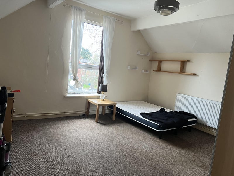 Room Bennett Road in Manchester