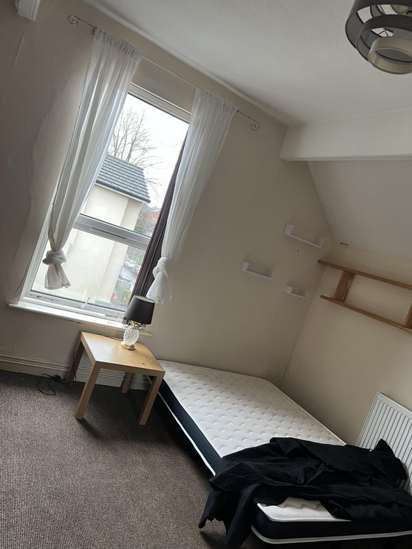 Room Bennett Road in Manchester