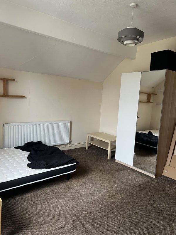 Room Bennett Road in Manchester