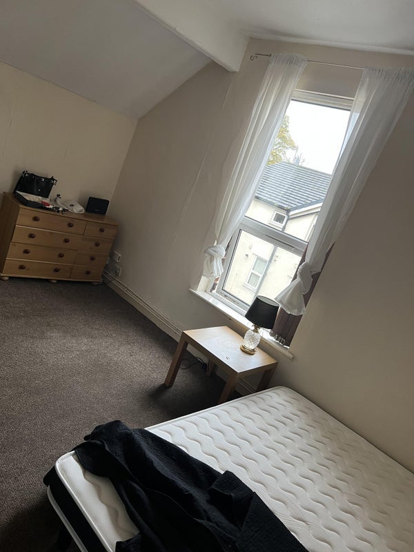 Room Bennett Road in Manchester