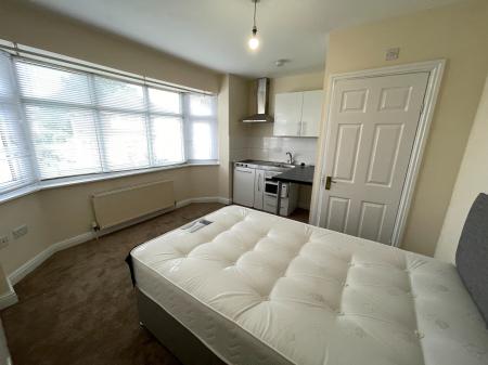 Room Westleigh Avenue in Derby