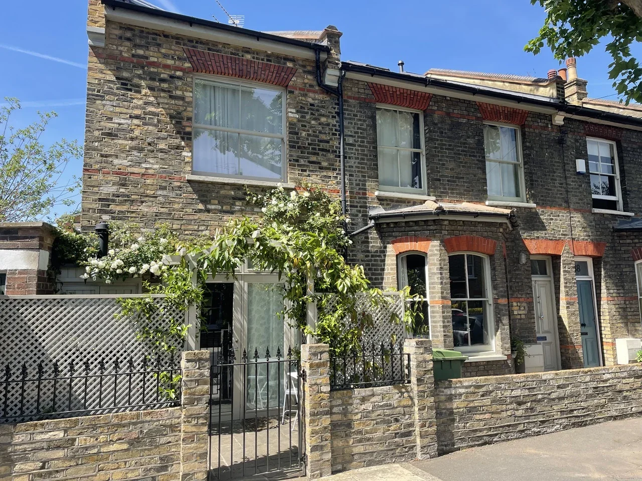 House Harvey Road in Greater London