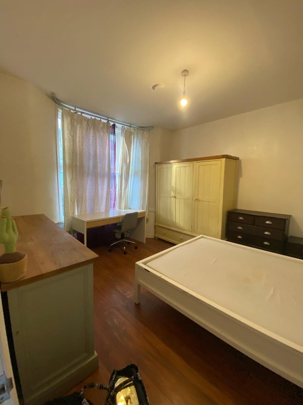 Room West Road in Greater London