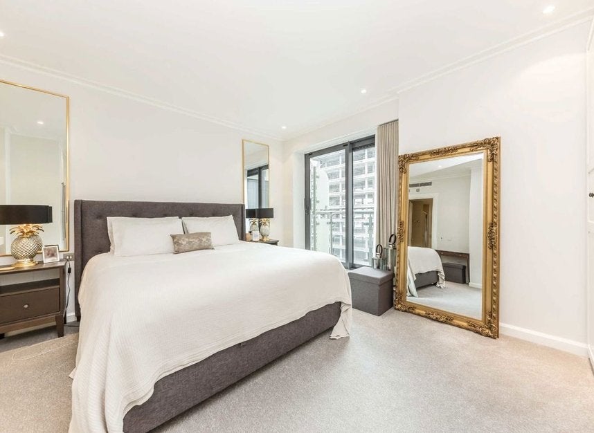Flat South Quay Square in Greater London