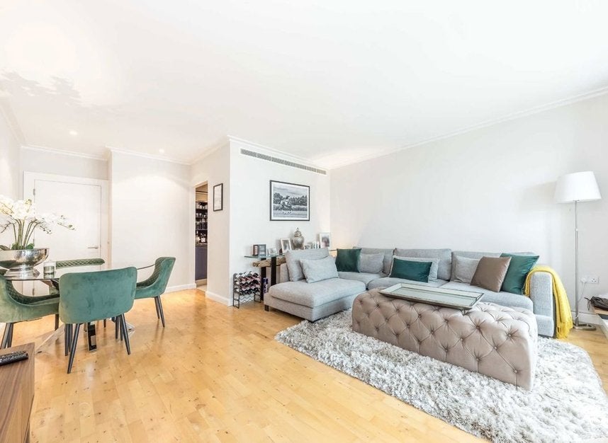 Flat South Quay Square in Greater London