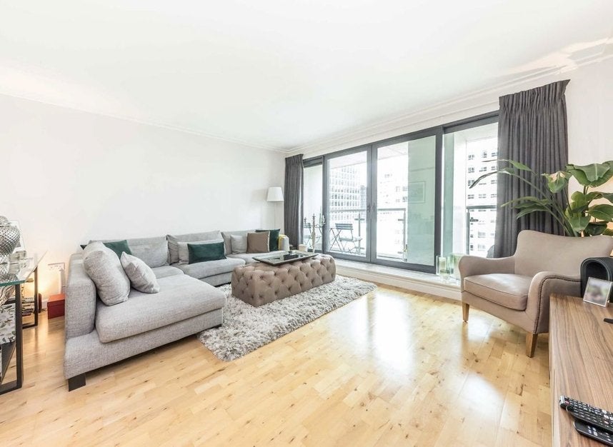 Flat South Quay Square in Greater London