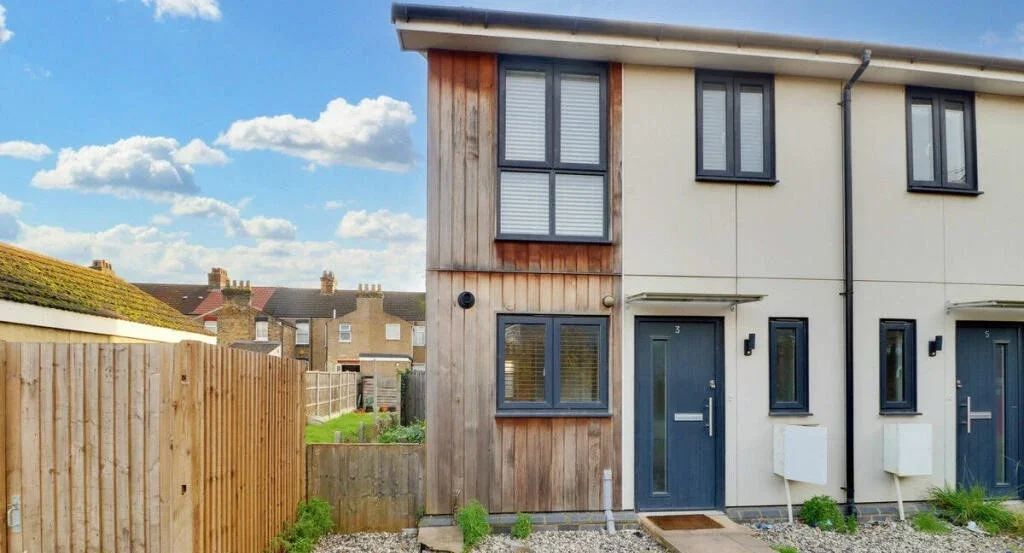 House Darnley Road in Grays
