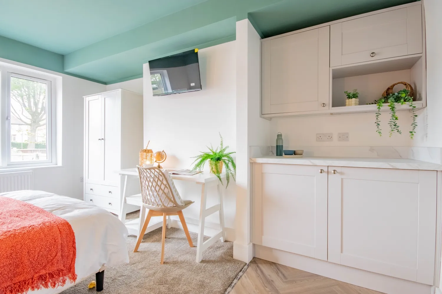 Room Woodside Road in Nottingham