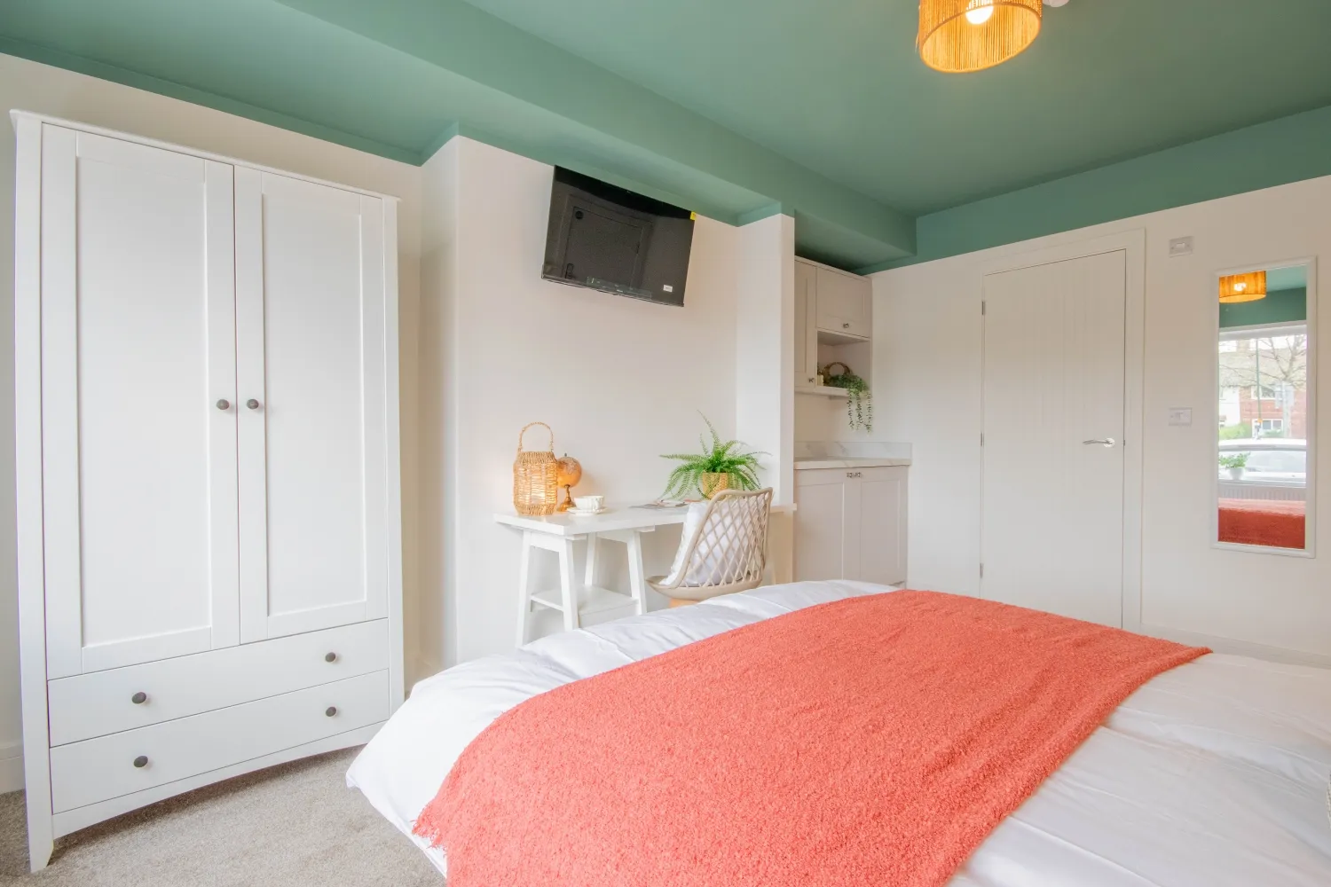 Room Woodside Road in Nottingham