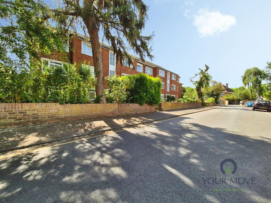 Flat Oak Hill Crescent in Greater London