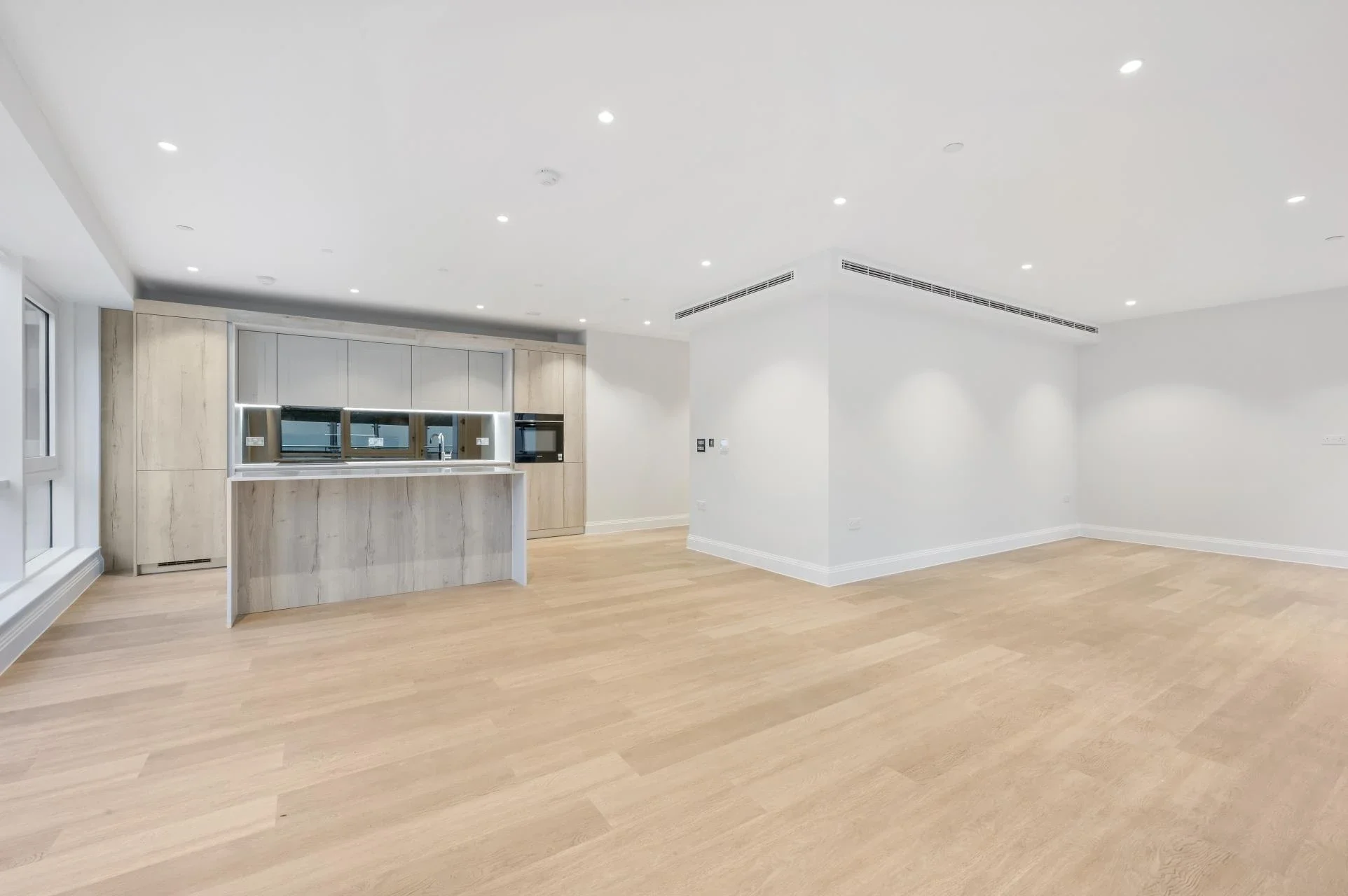 Flat Queenstown Road in Greater London