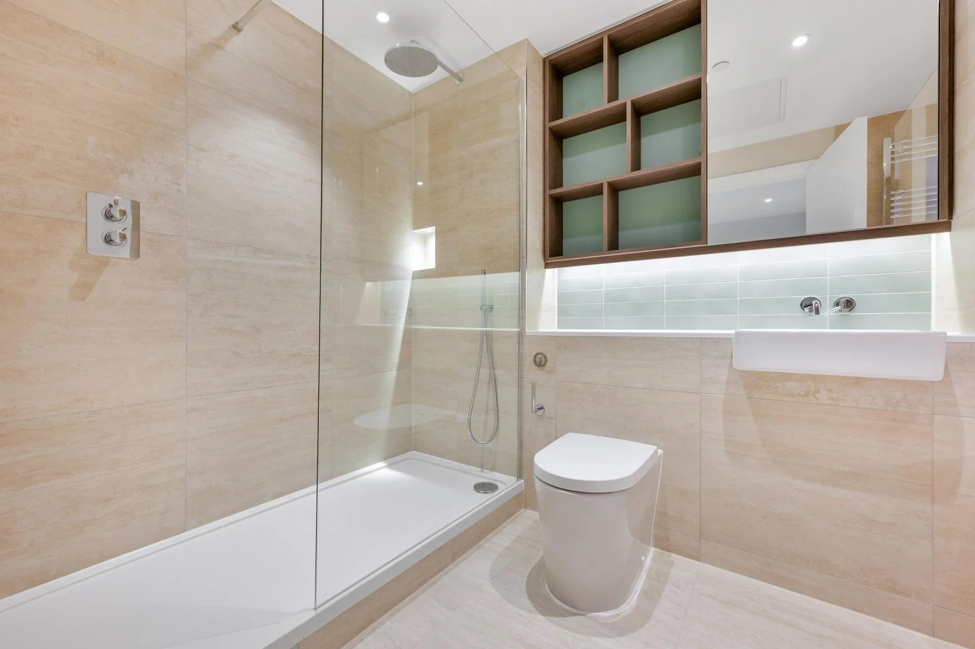 Flat Queenstown Road in Greater London