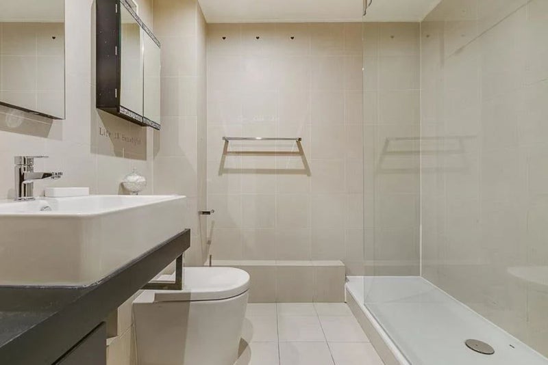 Room Russell Road in Greater London