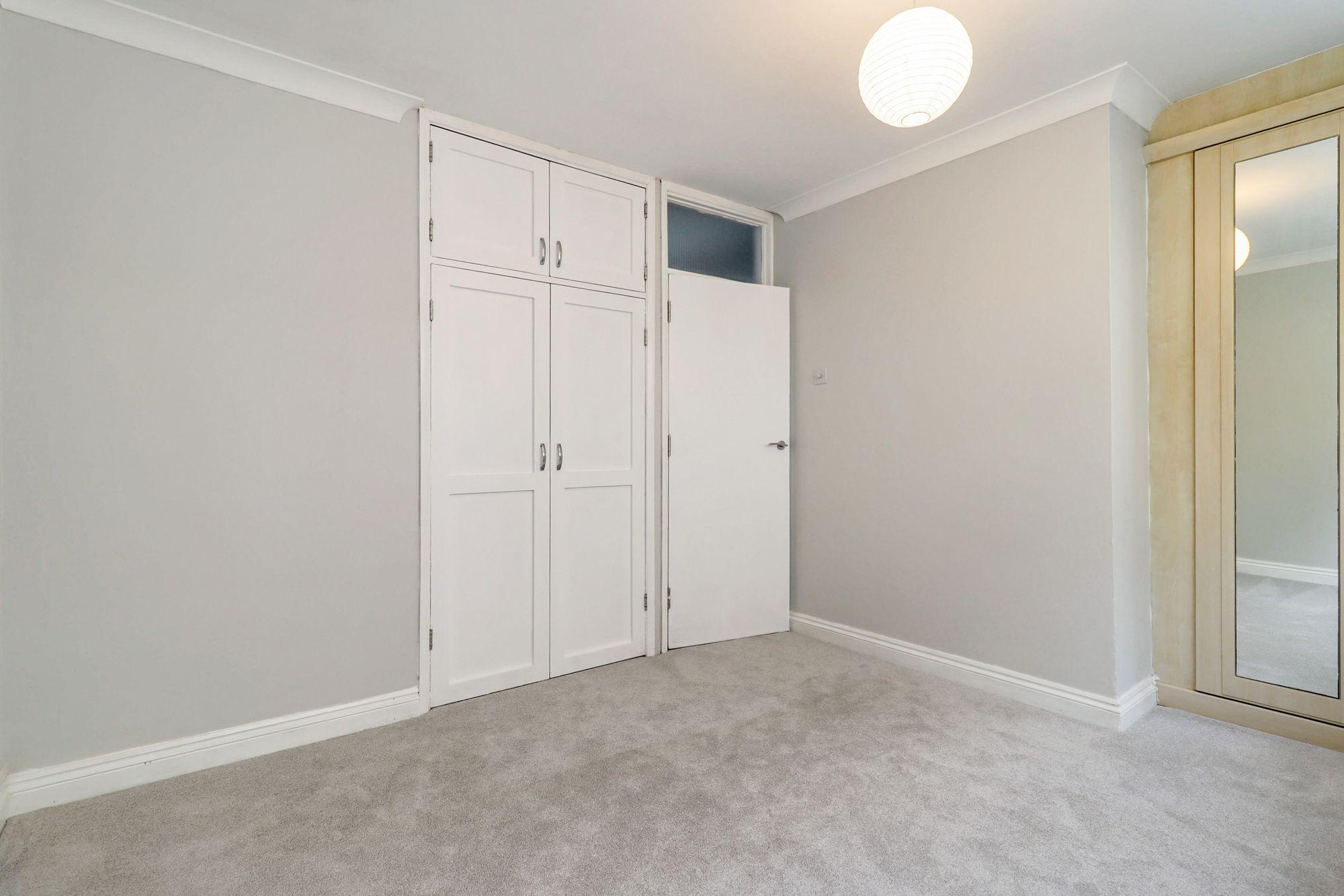 Flat Devoke Way in Elmbridge