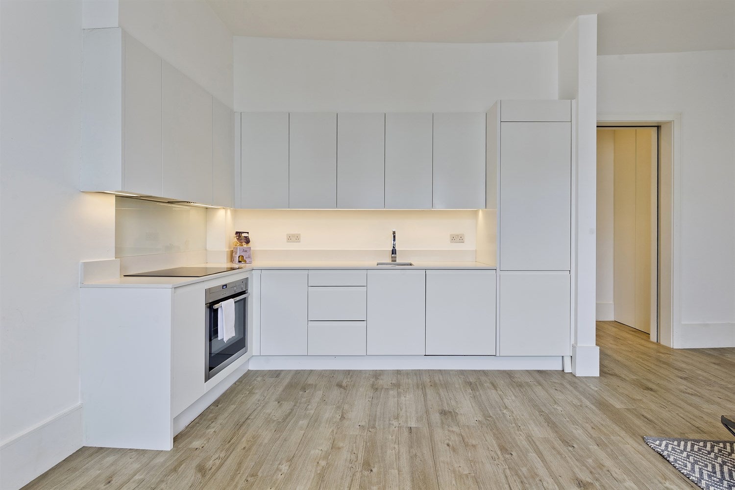 Flat Blenheim Crescent in Greater London