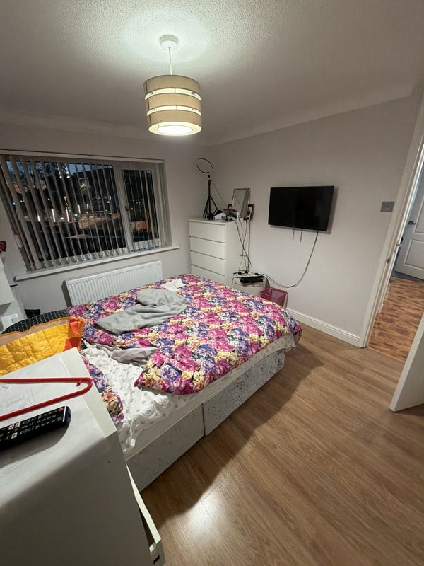 Room Tinsley Lane in Crawley
