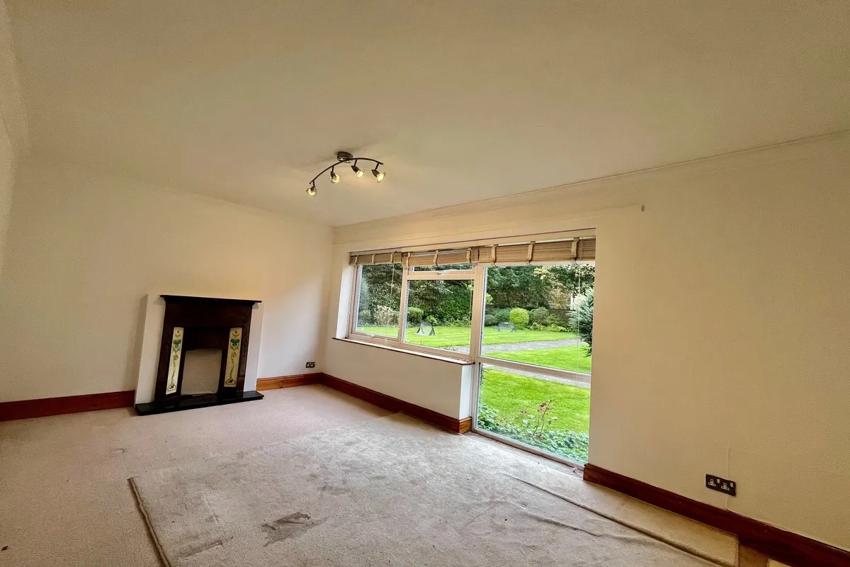 Flat Greenview Court in Leeds