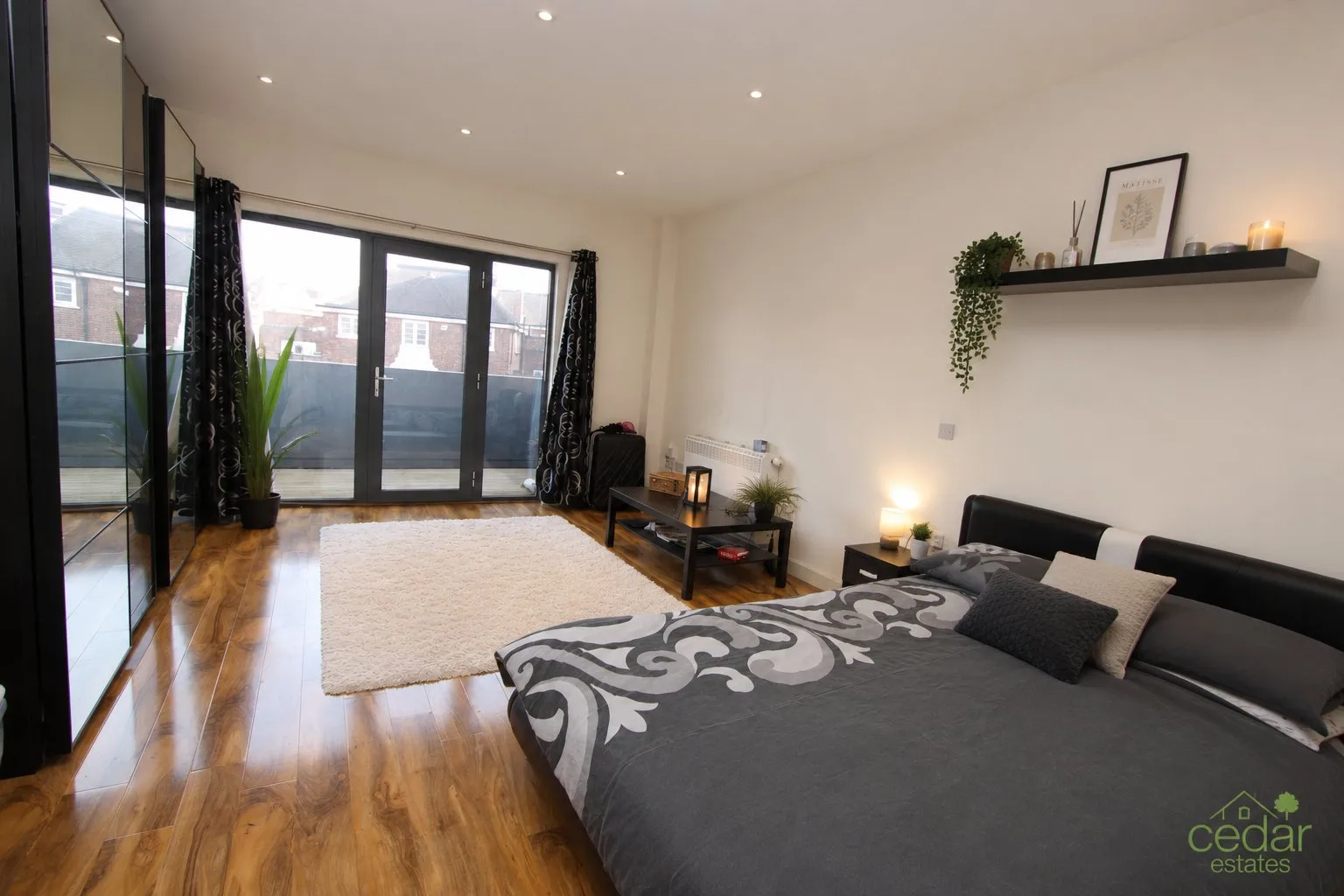 Flat Imperial Drive in Greater London