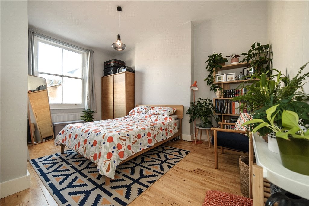 Flat Hayter Road in Greater London