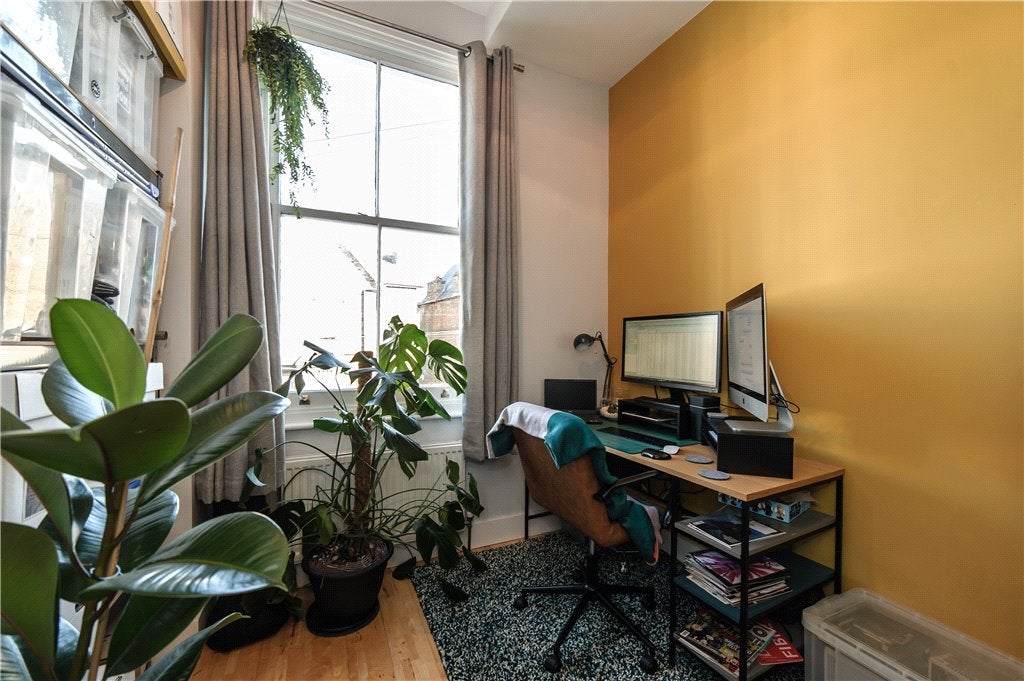 Flat Hayter Road in Greater London