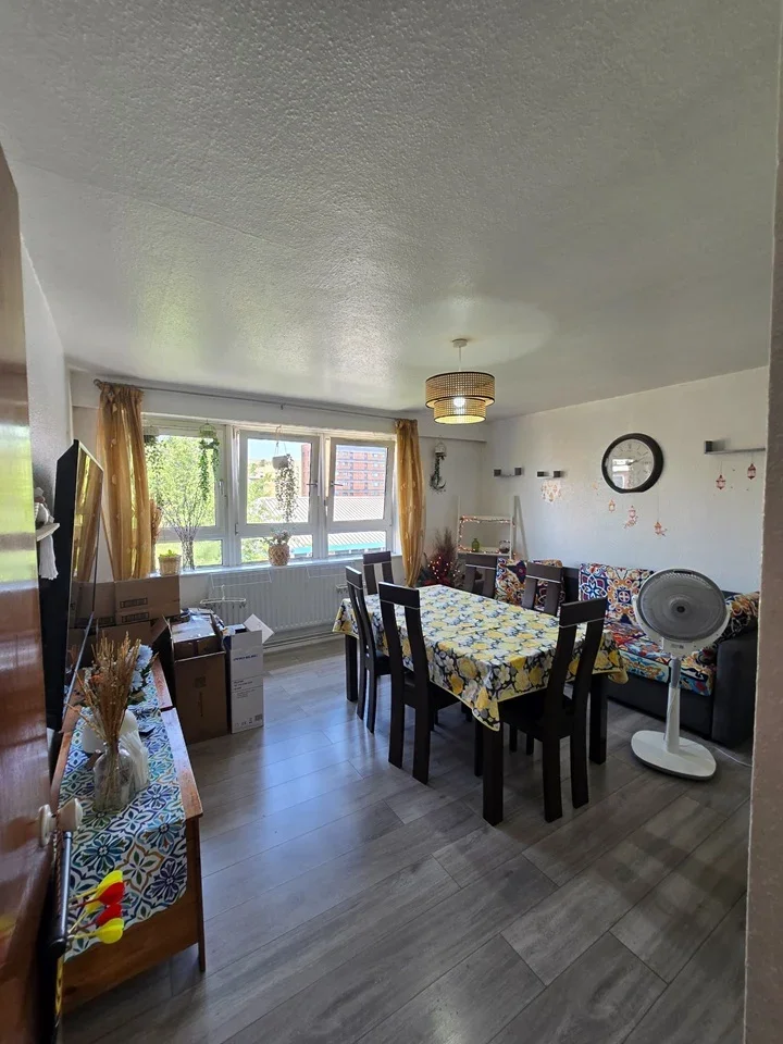 Flat Gascoigne Road in Greater London