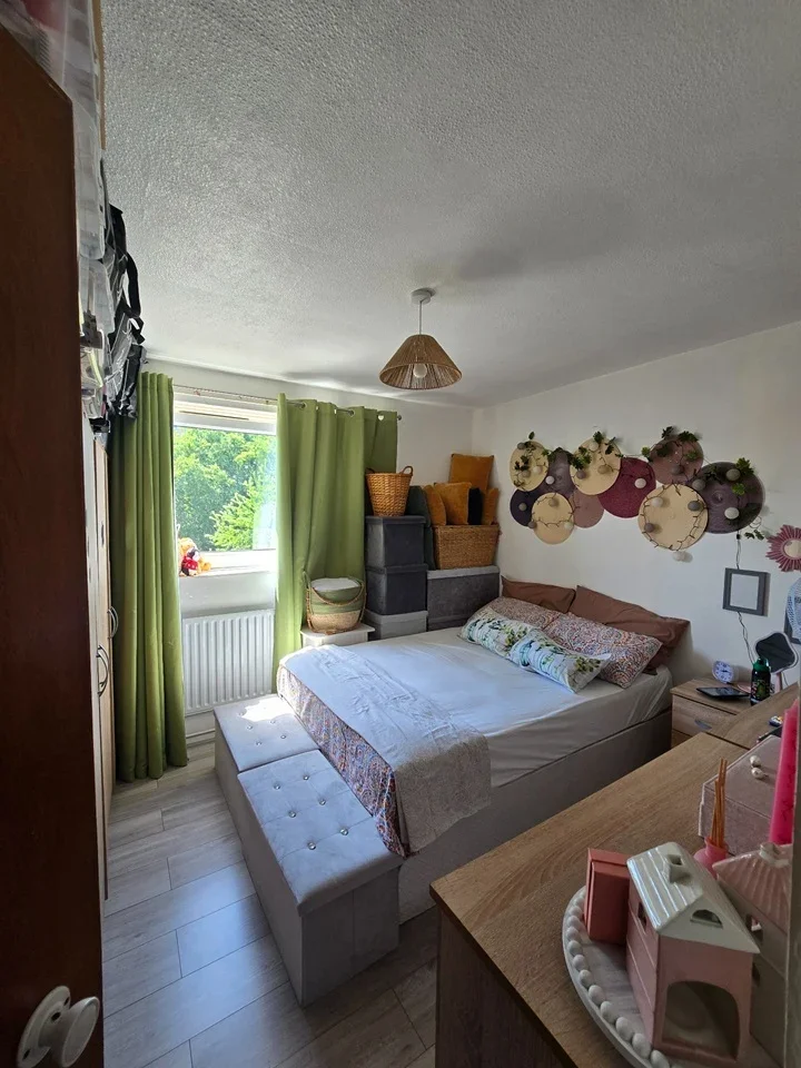 Flat Gascoigne Road in Greater London